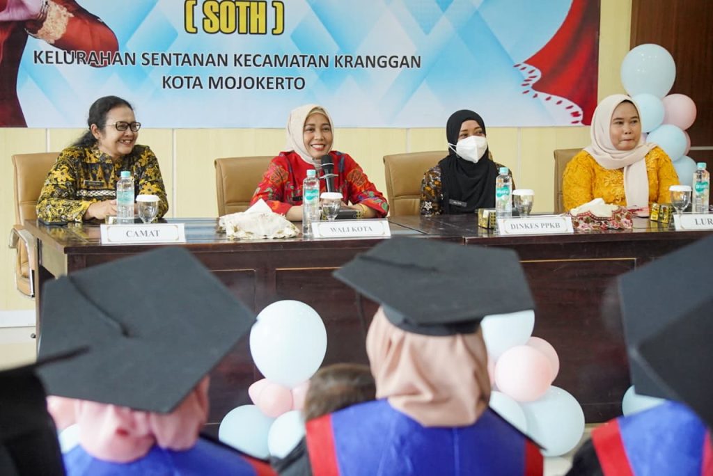 Wali Kota Mojokerto, Ika Puspitasari saat menghadiri acara Wisuda SOTH BKB Melati di Kelurahan Sentanan, Kamis (16/10/2025).(AN/Gonews.id)