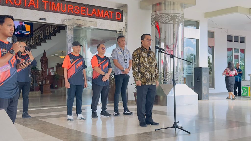 Wabup Mahyunadi Lepas 29 Wartawan Kutim ke Porwada 2025 Bontang Wakil Bupati Kutim, Mahyunadi saat melepas 29 wartawan Kutim untuk berlaga di ajang Pekan Olahraga Wartawan Daerah (Porwada) 2025 yang akan digelar di Kota Bontang, Kamis (16/10/2025) (wahyu/Gonews.id)