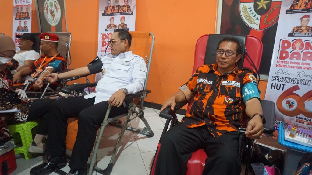Wakil Gubernur Kaltim, Seno Aji saat mengikuti donor darah dalam HUT ke-66 Pemuda Pancasila di kantor KOTI Kaltim.