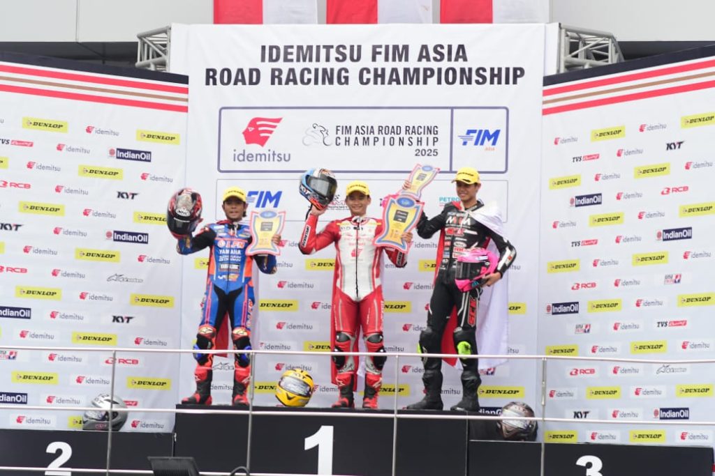 CBR Series Kuasai Podium, Pebalap Astra Honda Dominasi ARRC Malaysia Keterangan Foto : Fadillah Arbi Aditama (tengah) berhasil raih podium pertama di kelas AP250 pada race kedua di gelaran Asia Road Racing Champhionship (ARRC) 2025 seri kelima di Sepang International Circuit, Malaysia (11-12/10/2025) (Esti/AHM)