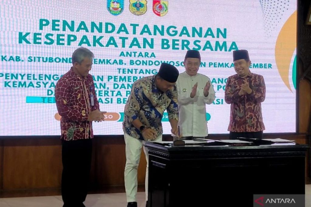 Tiga Kabupaten Tapal Kuda Sepakat Bangun Aglomerasi Ekonomi Regional Bupati Situbondo Yusuf Rio Wahyu Prayogo, Bupati Bondowoso Abdul Hamid Wahid dan Bupati Jember Muhammad Fawait saat menandatangani nota kesepahaman kerja sama aglomerasi wilayah di Pendopo Raden Bagus Assea, Situbondo
