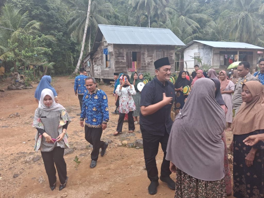 Wabup M. Ihpan, Menggunakan Peci dan Berpakaian Serba Hitam sedang Berinteraksi dengan Warga (Saipen/GOnews.id)