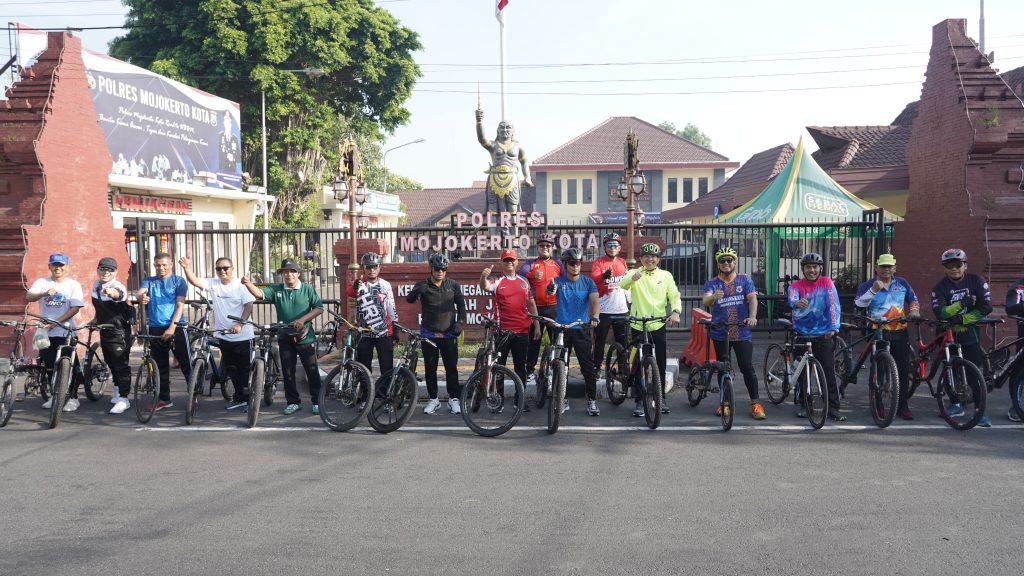 Kapolresta Mojokerto Gowes Sapa Warga, Pantau Kamtibmas Pagi Hari Kapolres Mojokerto Kota AKBP Herdiawan Arifianto, S.H., S.I.K., M.H. memimpin kegiatan “Ting Ting – Kring Kring, Polres Mojokerto Kota Gowes Menyapa Masyarakat”, Sabtu (18/10/2025) (dok.Humas Polresta Mojokerto)