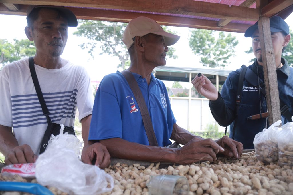 Sujono pedagang kacang rebus di acara program Gus,e menyapa. (Foto Diskominfo Jember)