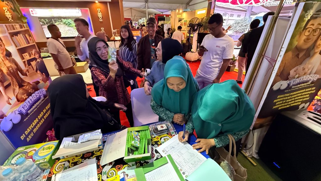 Stan DPPKB Kutim Jadi Pusat Perhatian di Kutim Expo 2025 Stan DPPKB Kutim di Kutim Expo 2025 menarik perhatian lewat layanan KB dan pameran produk kreatif binaan UPPKA (Wahyu/Gonews.id)
