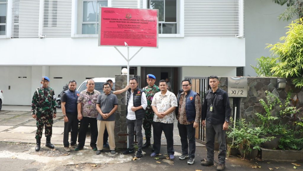 Penyidik Kejaksaan Agung, menyita satu unit rumah di atas tanah seluas 557 meter persegi yang diduga merupakan hasil kejahatan atas nama Tersangka Muhammad Riza Chalid, di Jakarta Selatan, Sabtu (18/10/2025) Foto: Puspenkum Kejagung