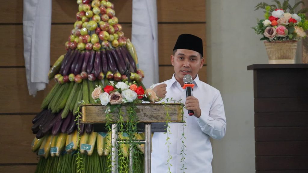 Bupati Mojokerto, Muhammad Albarraa, saat menghadiri Ibadah Syukur Hari Ulang Tahun ke-12 Gereja Kristen Jawi Wetan (GKJW) Tumpak, Desa Sidoharjo, Kecamatan Gedeg, Minggu (19/10/2025)(HB/GOnews.id)