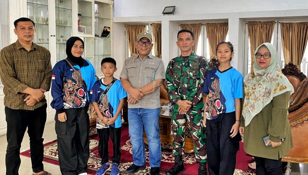 Bupati Pasaman Barat (Tengah Berkacamata) Yulianto Mengabadikan Momen Bersama Atlit Sebelum Dilepas ke Surabaya (Saipen/Gonews.id)