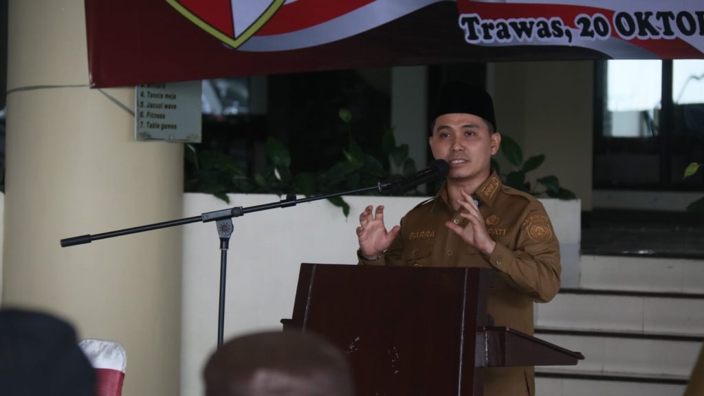 Pemkab Mojokerto Perkuat Sinergi dengan LSM Lewat Pembinaan HAM Bupati Mojokerto Muhammad Albarra saat membuka kegiatan pembinaan Lembaga Swadaya Masyarakat (LSM) di Hotel Vanda Gardenia, Trawas, Senin (20/10/2025) (Foto: Diskominfo Mojokerto)