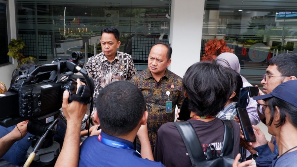 Kapuspenkum Kejagung, Anang Supriatna (tengah) saat berbicara terkait kinerja Korps Adhyaksa kepada awak media di kawasan Kejaksaan Agung, Jakarta Selatan Foto: Puspenkum Kejagung