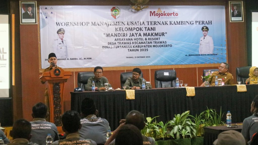 Petani Milenial Mojokerto Dilatih Usaha Kambing Perah Bupati Mojokerto, Muhammad Albarra, saat membuka Workshop Manajemen Usaha Ternak Kambing Perah di Aula Hotel Arayanna, Trawas, Selasa (21/10/2025) (dok. Diskominfo Mojkerto)