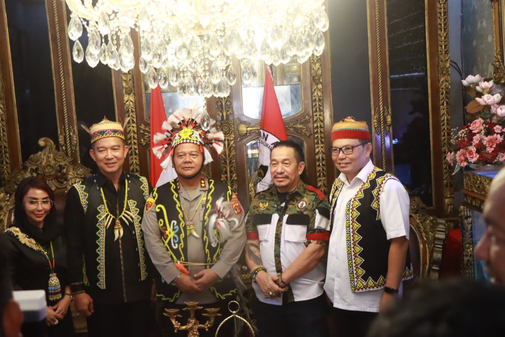 Kapolda Kalimantan Timur Irjen Pol. Endar Priantoro, S.H., S.I.K., C.F.E., M.H. melaksanakan silaturahmi dengan Ketua Umum Dewan Adat Dayak (DAD) Kaltim, Victor Juan, S.H., M.H., di kediamannya di Perumahan Bumi Sempaja, Kota Samarinda, Selasa (21/10/2025).