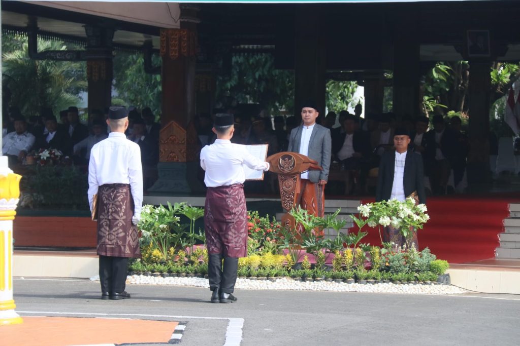 Hari Santri 2025, Mojokerto Tekankan Peran Santri Bangun Peradaban Bupati Mojokerto, Muhammad Albarra, dalam Apel Peringatan Hari Santri Nasional (HSN) Tahun 2025 di halaman Kantor Pemkab Mojokerto,
