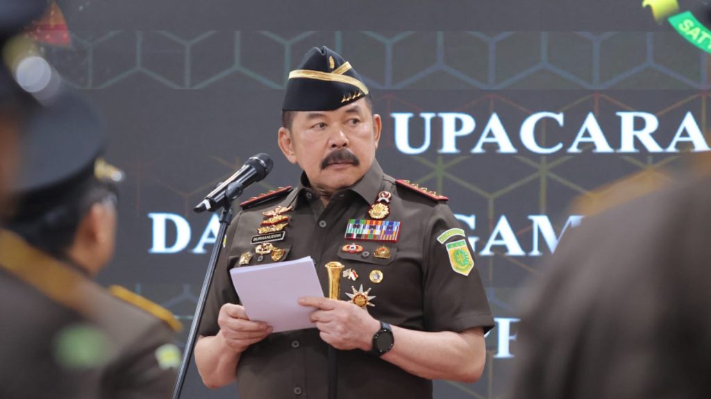 Jaksa Agung, ST Burhanuddin saat menyampaikan amanatnya sekaligus melantik 17 Kajati dan 20 Pejabat Eselon II, di Gedung Utama Kejaksaan Agung pada Kamis, (23/10/2025) Foto: Puspenkum Kejagung