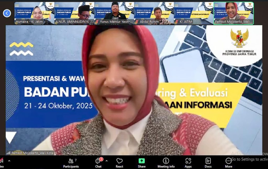 Wali Kota Mojokerto Tegaskan Komitmen Keterbukaan Informasi Publik Wali Kota Mojokerto Ika Puspitasari saat mengikuti sambungan daring bersama jajaran komisioner KI Jawa Timur, Kamis (23/10/2025) (dok.Diskominfo Kota Mojokerto)