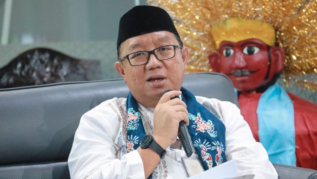 Pemprov Jakarta Perkuat Riset Atasi Mikroplastik di Air Hujan Kepala Dinas Lingkungan Hidup DK Jakarta, Asep Kuswanto saat berbicara dalam Media Briefing terkait mikroplastik dalam air hujan dan fenomena cuaca panas ekstrem di Balai Kota Jakarta, pada Jumat (24/10/2025) Foto: Diskominfotik Jakarta