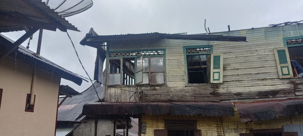 Empat Rumah Warga Rusak Berat Dihantam Pohon Tumbang dan Amukan Angin Salah Satu Rumah yang Rusak Parah Dihantam Amukan Angin (Saipen/GOnews.id)