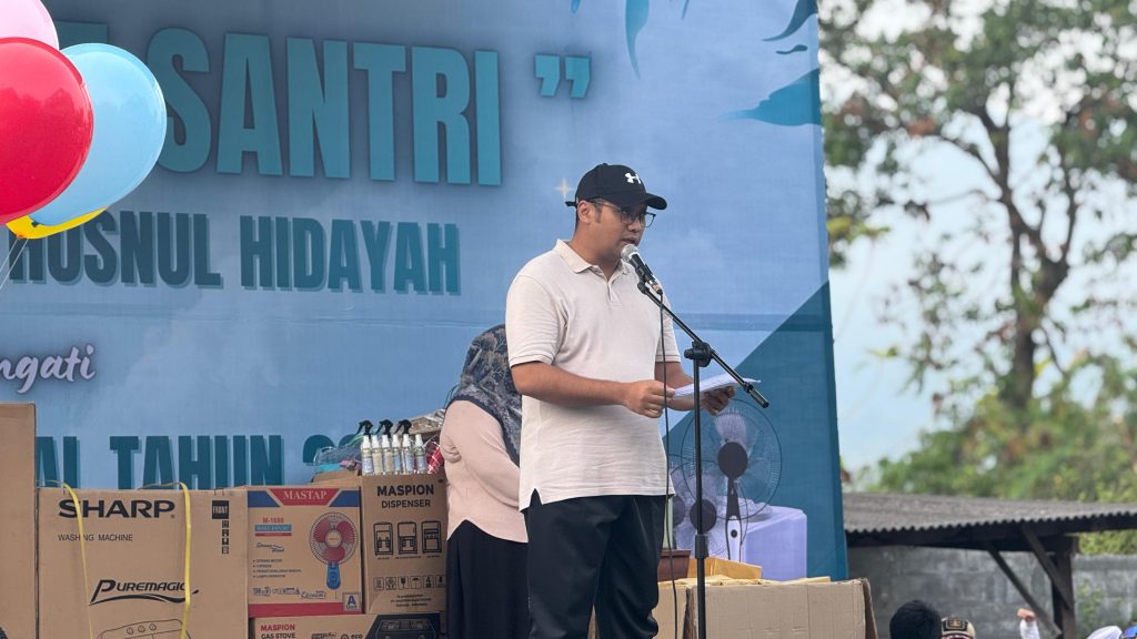 Wakil Bupati Mojokerto, Muhammad Rizal Octavian saat memberikan sambutan dalam acara Jalan Sehat Santri se-Kecamatan Gondang, Sabtu (25/10/2025) (HB/GOnews.id)