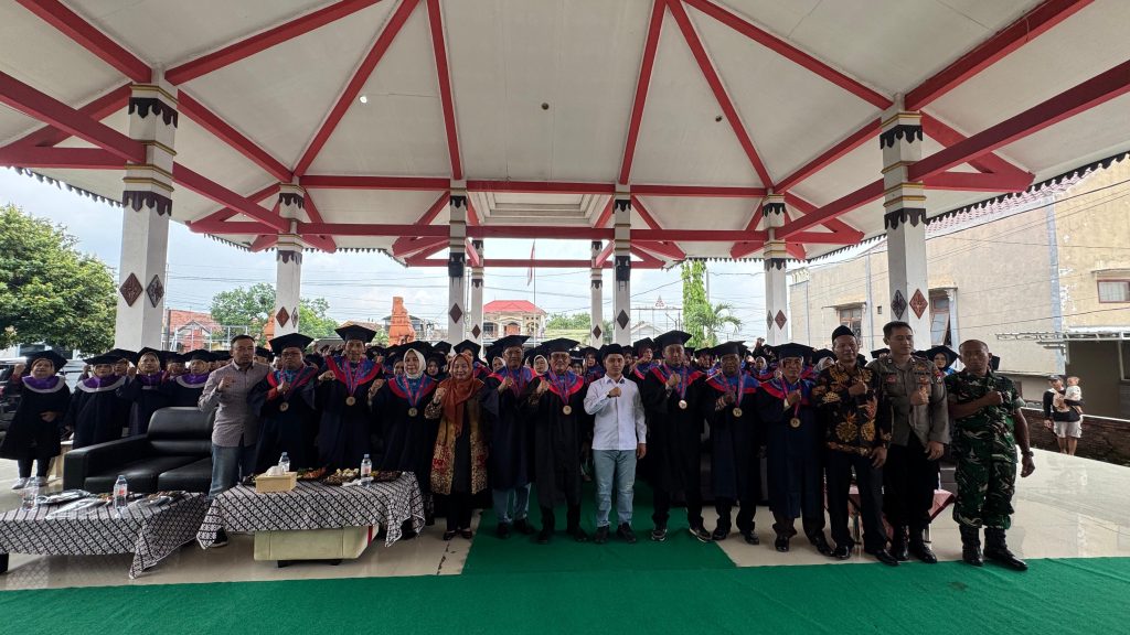 139 Warga Gondang Diwisuda, Bangun Keluarga Hebat dan Lansia Tangguh Bupati Mojokerto, Muhammad Albarraa saat mengadiri wisuda 139 peserta Sekolah Orang Tua Hebat (SOTH) dan Sekolah Lansia Tangguh (Selantang) Kecamatan Gondang, Sabtu (25/10/2025) (HB/GOnews.id)