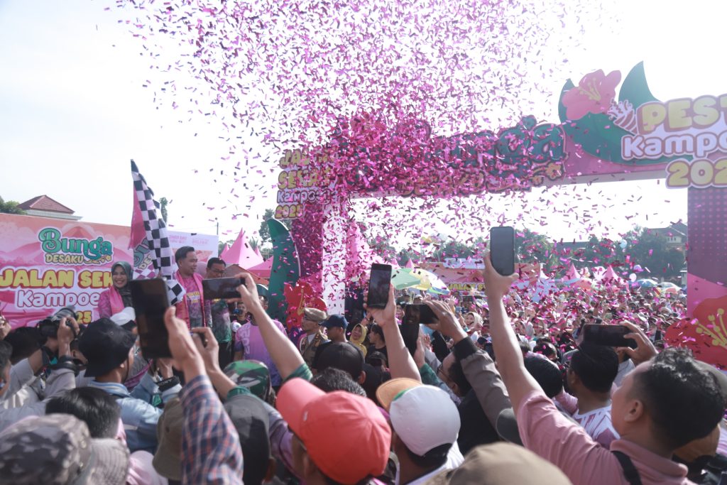 Masyarakat Kecamatan Panti ikuti jalan sehat di Acara Bungan Desaku (foto Diskominfo Jember)