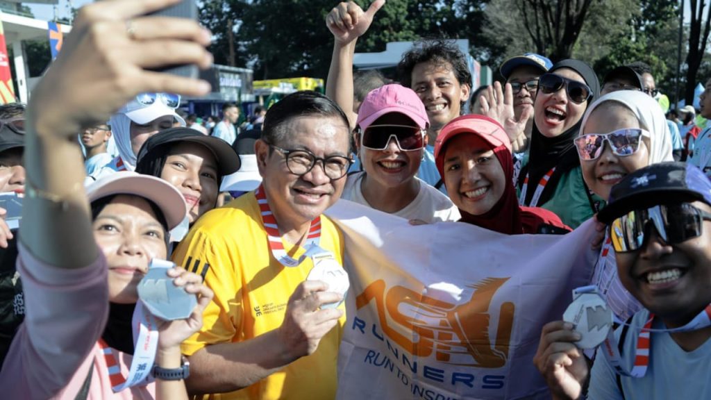 Gubernur DK Jakarta, Pramono Anung dikelilingi peserta untuk berswafoto dalam gelaran hari kedua JRF, Minggu (26/10/2025) Foto: Diskominfotik