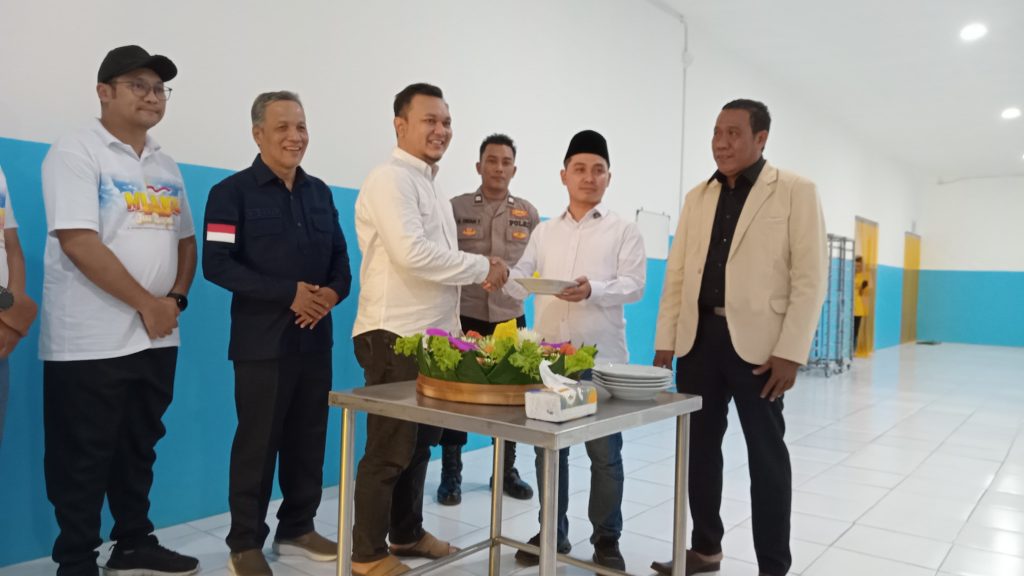 Dukung Program MBG, Dapur Gizi Pugeran Diresmikan Bupati Mojokerto Bupati Mojokerto Muhammad Albarraa bersama Wakil Bupati M. Rizal Octavian saat meresmikan dapur Satuan Pelayanan Pemenuhan Gizi (SPPG) Pugeran, Minggu (26/10/2025) (Hb/GOnews.id)