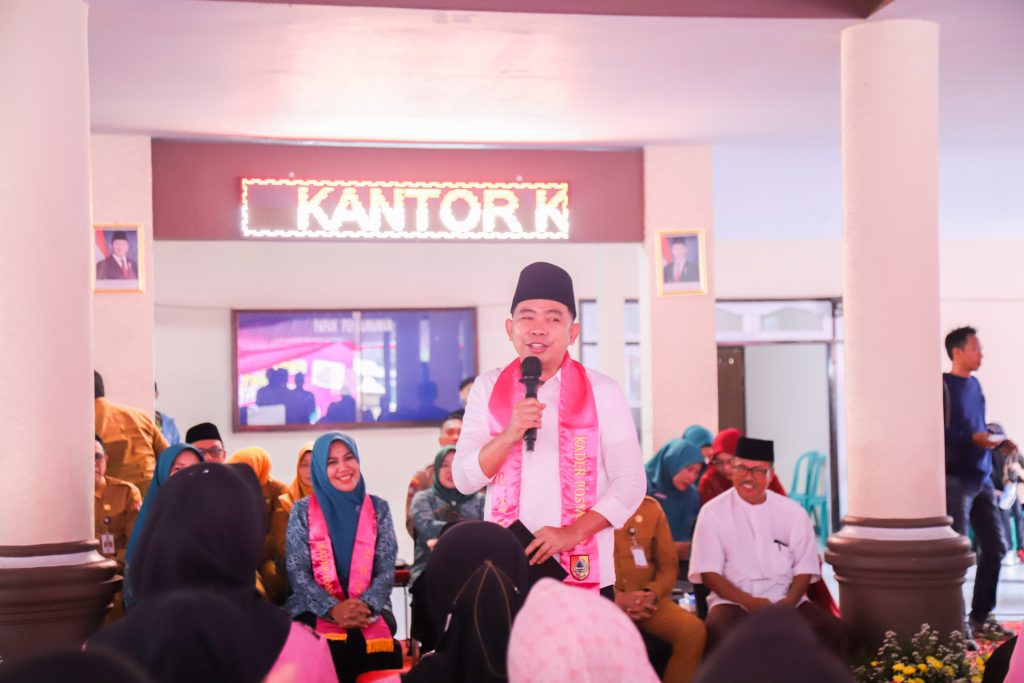 Bupati Jember Muhammad Fawaid sewaktu menemui Kader Posyandu di Desa Serut Kecamatan Pati pada acara Bunga Desaku (Foto diskominfo)