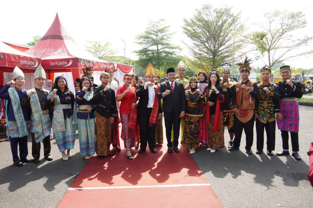 Bupati Sidoarjo Kobarkan Semangat Pemuda di Hari Sumpah Pemuda Bupati Sidoarjo H. Subandi (kopiah hitam) obarkan semangat generasi muda dalam upacara Hari Sumpah Pemuda ke-97 tahun 2025 (Nug/Gonews.id)