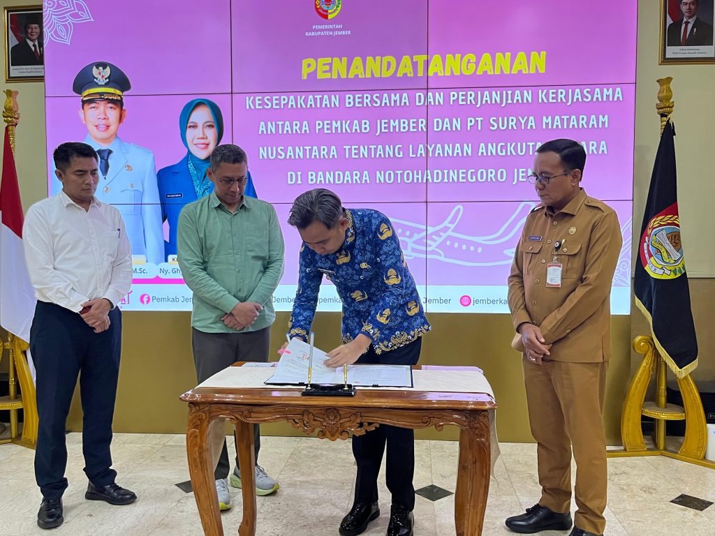 Penandatanganan kesepakatan bersama antara Pemkab Jember dan Fly Jaya (Foto diskominfo Jember)