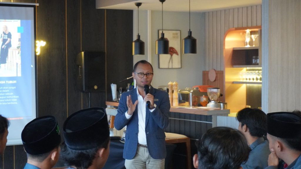 Aries Luhur Haryono, Marketing & Communication Manager Aston Inn Jemursari dalam acara Hari Kopi Sedunia, Hari Santri Nasional, dan Hari Sumpah Pemuda bertajuk “The Art of Public Speaking & Coffee Trending 2025” di Juliet Rose Sky Lounge, lantai 7 Aston Inn Jemursari Surabaya, Selasa (28/10/2025). (Marcom Aston)