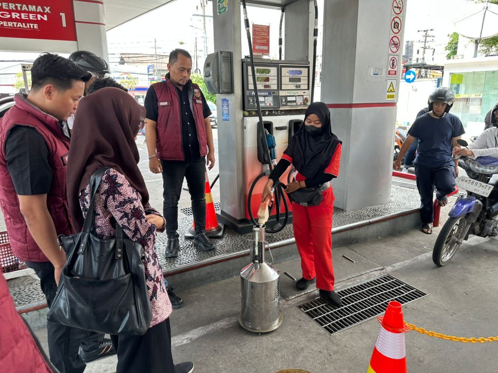 Polisi dan Disperindag Sidoarjo cek kualitas pertalite di sejumlah SPBU (Nug/Gonews.id)