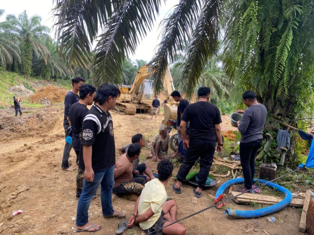 Aksi ‘Kucing-kucingan’ Tambang Emas Ilegal di Pasaman Barat Berakhir, Tiga Pekerja Diringkus Tim Gabungan Tim Gabungan Saat Mengamankan dan Mengintrogasi Pelaku PETI Serta Mengumpulkan Barang Bukti Dilokasi (Saipen/GOnews.id)