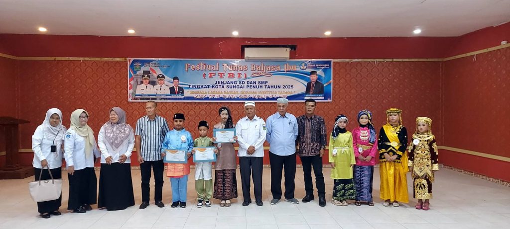 Nivanya Putri Deanvi Juara 1 Solo Song FTBI Sungai Penuh 2025 Nivanya Putri Deavani (kerudung hitam) juara FTBI 2025 Sungai Penuh (Vina/Gonews.id)