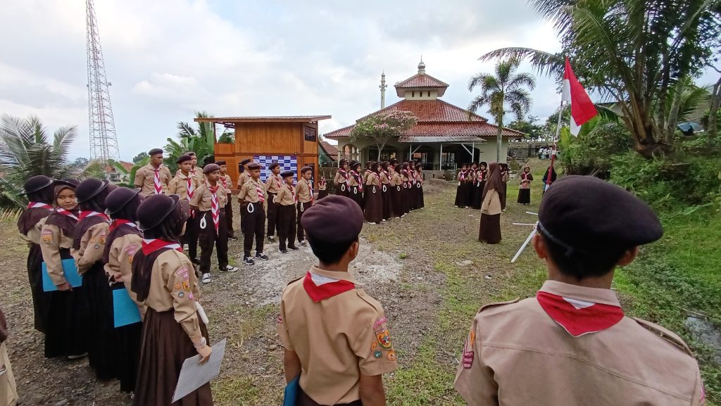 Upacara pembukaan JUSAMI CAMP JOTA-JOTI 2025 di lapangan Dexview Camplex, kompleks Pesantren Pramuka Khalifa, pada Jumat (17/10/2025) dan rangkaian kegiatan berlanjut hingga 19 Oktober 2025.