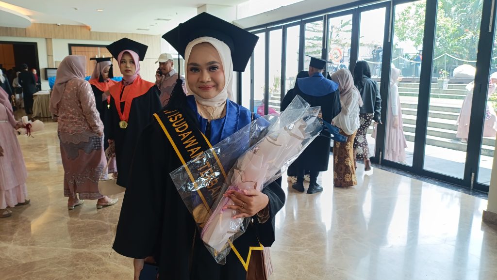 Risma Nurrohmah lulusan Politeknik Triguna Tasikmalaya manajemen perusahaan. (GOnews.id)