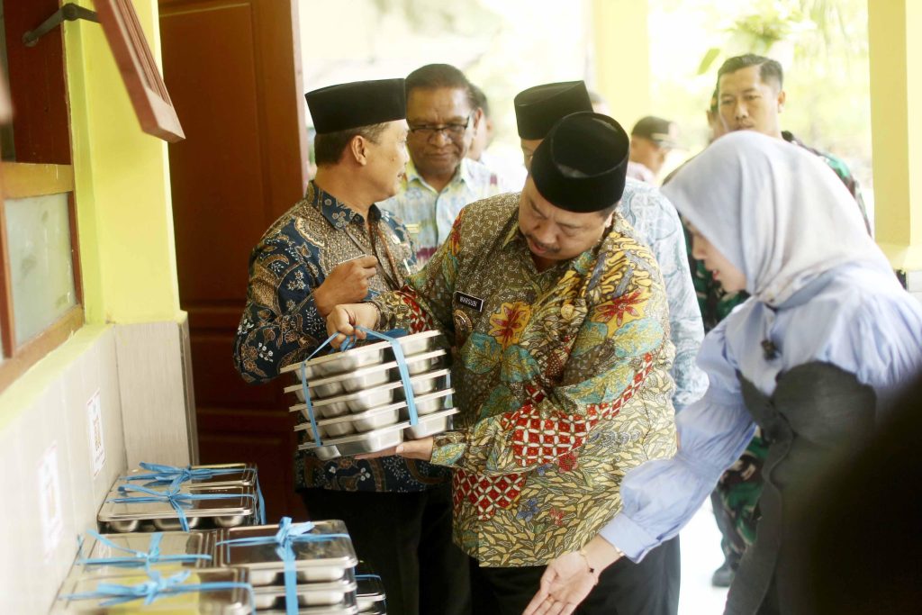 Bupati Jombang Tinjau MBG di SMPN 1 Sumobito Bupati Jombang Warsubi meninjau Pelaksanaan Program Makan Bergizi Gratis (MBG) di SMP Negeri 1 Sumobito, Kamis (2/10/2025)