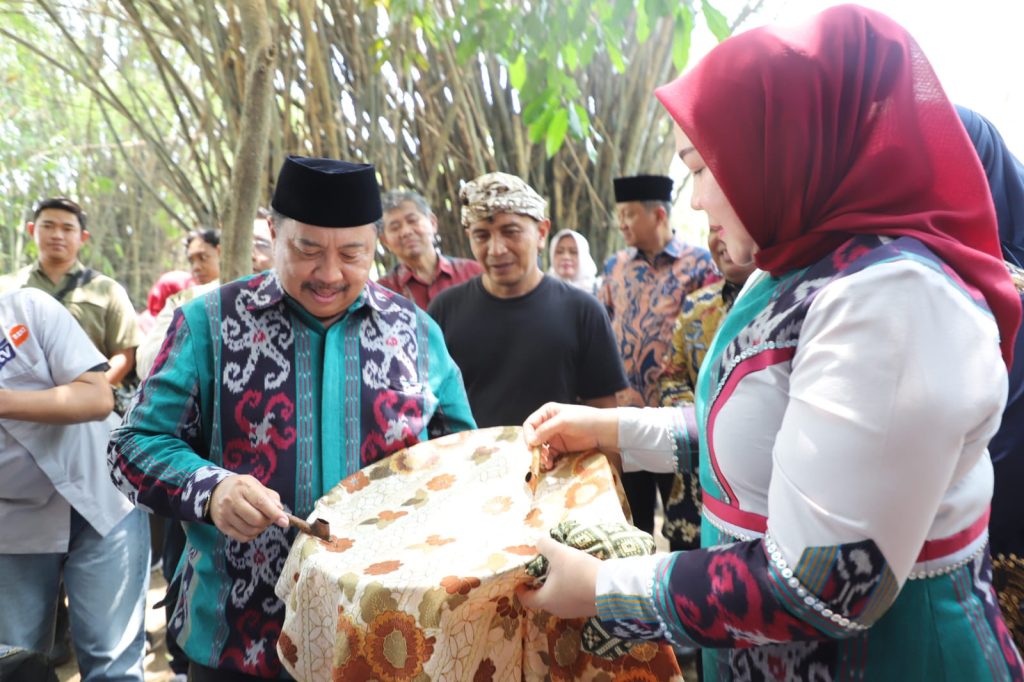 Bupati Jombang H. Warsubi, S.H., M.Si saat menghadiri pembukaan "Wastra Alami Jombang di Pasar Barongan Kali Gunting, Desa Mojotrisno, Mojoagung, Sabtu (4/10/2025) (Foto: Diskominfo Jombang)