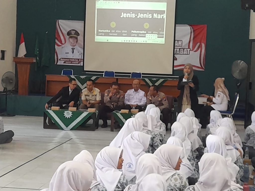 Bakesbangpol Jember menggelar pembinaan pelajar bertajuk "Bakesbangpol Masuk Sekolah" di SMA Muhammadiyah 3 Jember, Rabu (8/10/2025). (Mul/GOnews.id)