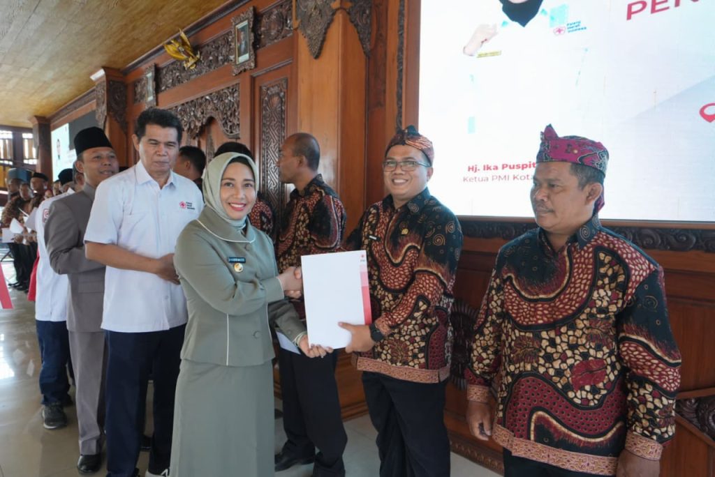 Wali Kota Mojokerto Ika Puspitasari saat memberikan penghargaan kepada 17 pendonor darah sukarela di Kota Mojokerto, Senin (13/10/2025) (Foto: Diskominfo Kota Mojokerto)