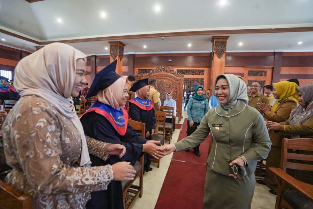 Wali Kota Mojokerto Ika Puspitasari saat menghadiri wisuda Sekolah Orang Tua Anak Remaja (STAR) di Sabha Mandala Madya Balai Kota Mojokerto, Senin (13/10/2025) (Foto: Diskominfo Kota Mojokerto)