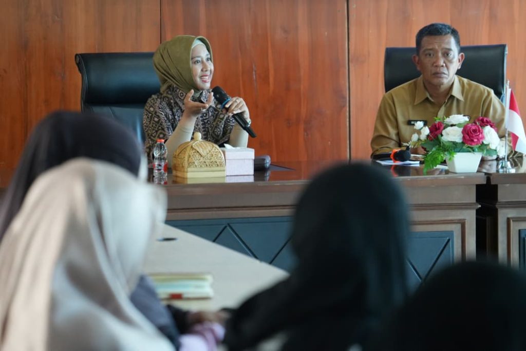 Wali Kota Mojokerto Ika Puspitasari saat acara monev penyedia jasa makanan dan minuman di Sentra IKM Batik Maja Bharama Wastra, Selasa (14/10/2025). (Diskominfo Kota Mojokerto)