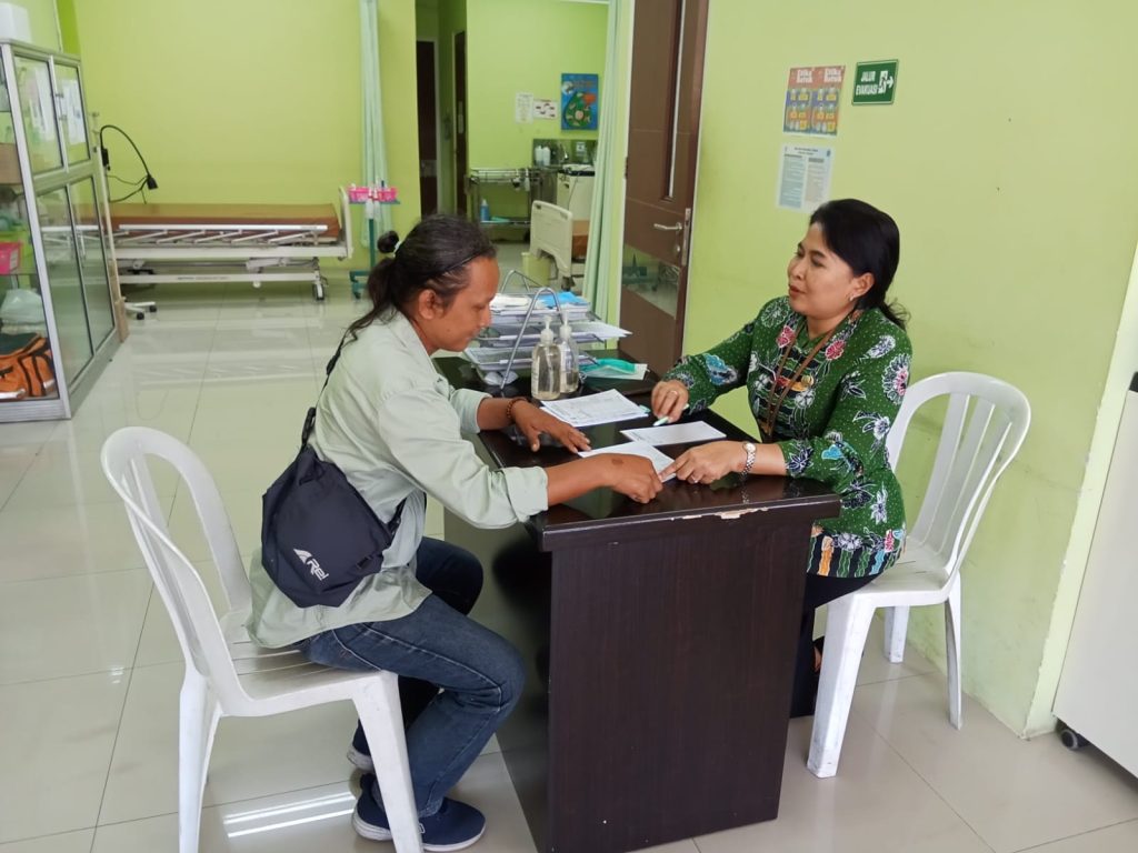 Kepala Puskesmas Gedangan berikan pelayanan kesehatan di UGD.