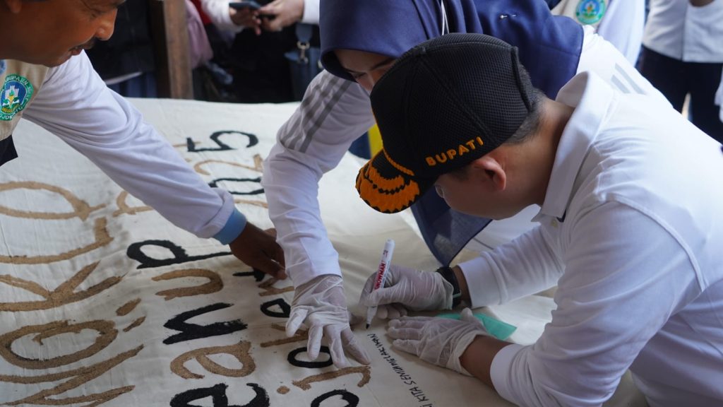 WCDI Mojokerto 2025: Resik-Resik Peken, Dorong Budaya Kelola Sampah Bupati Mojokerto, Muhammad Albarra dalam aksi puncak World Clean Up Day Indonesia (WCDI) 2025 bertema “Resik-Resik Peken” di Pasar Raya Mojosari,