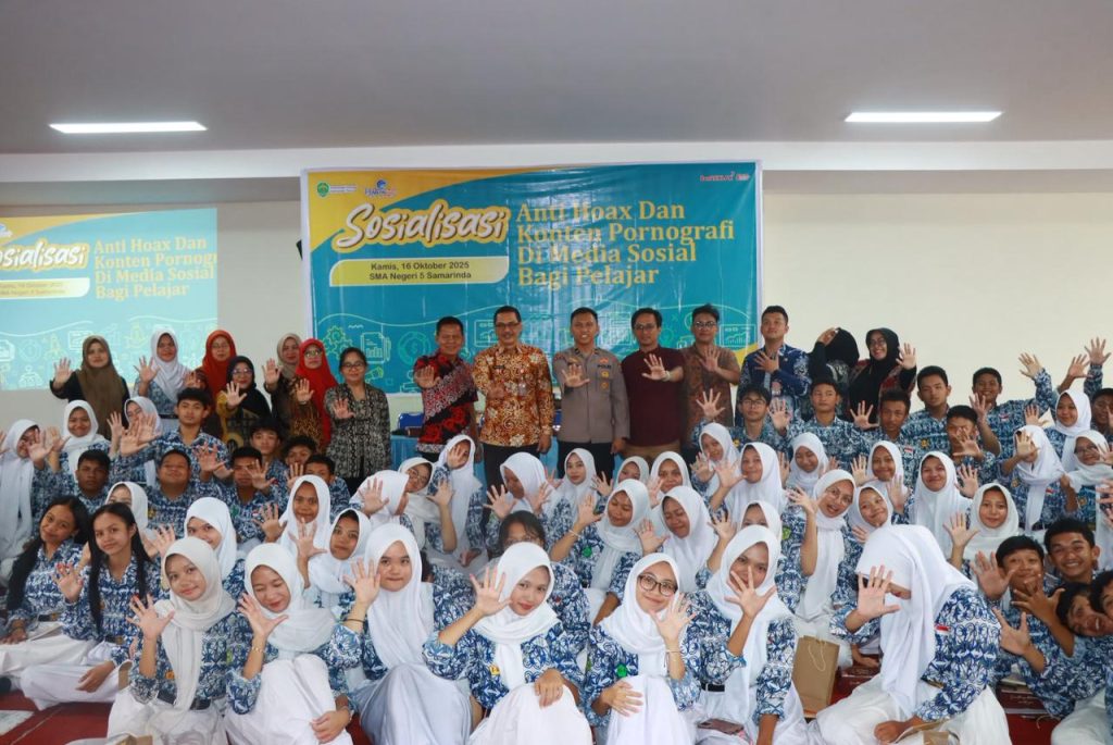 Polresta Samarinda Bekali Siswa SMAN 5 Lawan Hoaks & Pornografi Polresta Samarinda sosialisasi Anti Hoaks dan Pornografi di Aula SMAN 5 Samarinda, Kamis (16/10/2025) (Rz/GOnews.id)