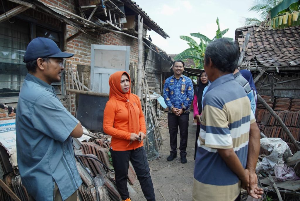 Wali Kota Mojokerto, Ika Puspitasari, Monev Program Pemberantasan Sarang Nyamuk (PSN) di Balai RW Gedangan, RT 5 RW 7, Kelurahan Gunung Gedangan, Kecamatan Magersari, Jumat (17/10/2025)(dok. Diskominfo Kota Mojokerto))