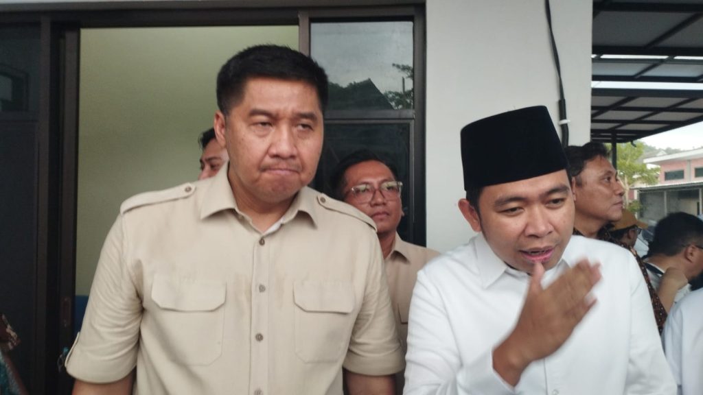 Mentri PKP Maruarar Sirait Dan Bupati Jember Muhammad Fawaid sewaktu berkunjung ke perum villa Bintaro Asri.foto Edi Mulyono