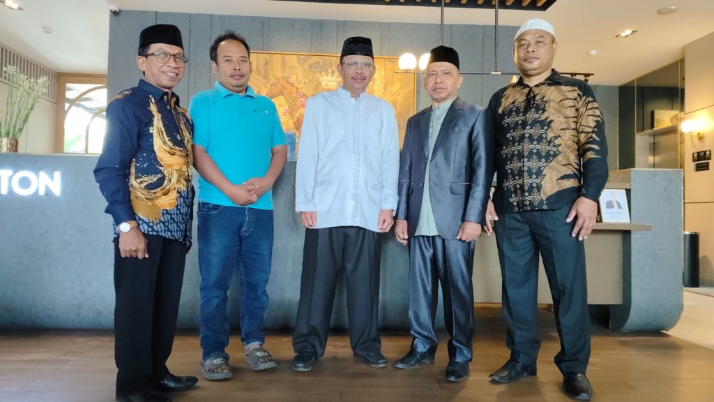 Prof. Aminuddin dari Universitas Halu Oleo, Fakultas Kehutanan (tengah) dan Prof. Samdin dari Fakultas Manajemen dan Ekonomi Universitas Halu Oleo (UHO) Kendari (berjas abu-abu) di Hotel Aston Mojokerto, Minggu (19/10/2025)(HB/GOnews.id)