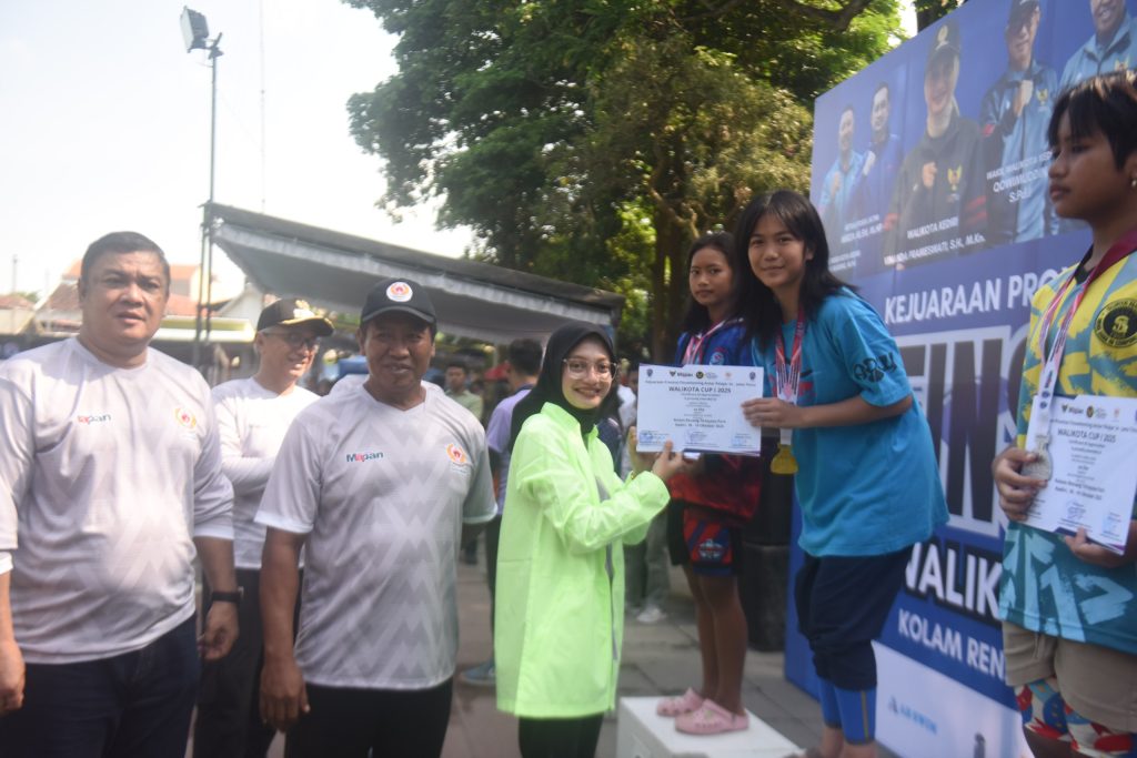 Wali Kota Kediri Vinanda Prameswati saat menyerahkan piagam penghargaan kepada para atlet dalam Finswimming Walikota Cup I di Kolam Renang Tirtayasa Park Kediri, Minggu (19/10/2025)(DR/GOnews.id)