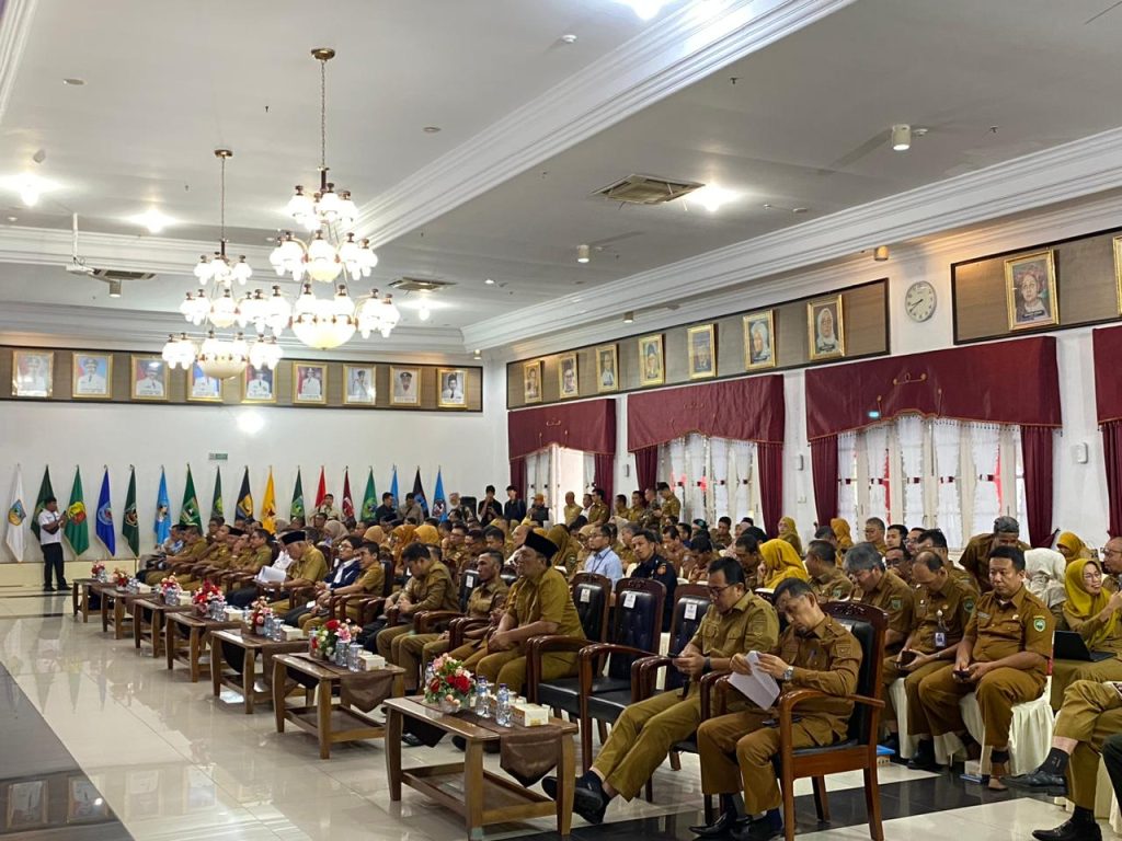 Suasana Rapat di Ruang Auditorium Gubernur Sumbar, Wabup Pasbar, Duduk Paling Depan Setelah 2 Kursi Kosong (Saipen/GOnews.id)