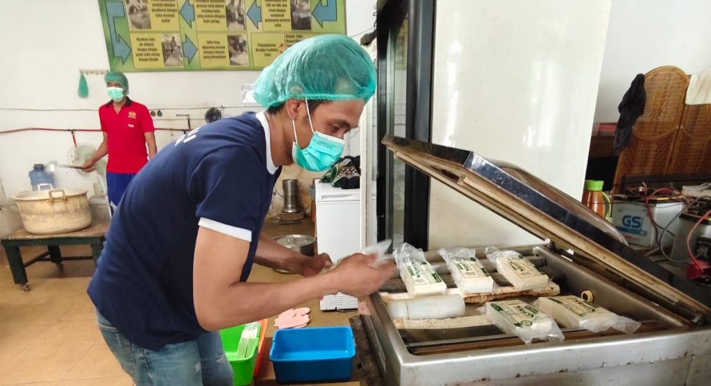Proses pembuatan tahu Nigarin di Lapas Kelas I Surabaya, Senin (20/10/2025). (Nug/GOnews.id)
